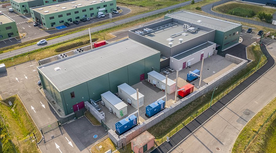 Vue aérienne d'un datacenter NEXEREN et de ses groupes électrogènes